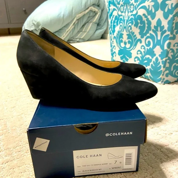 COLE HAAN low heel suede wedge - Picture 2 of 7